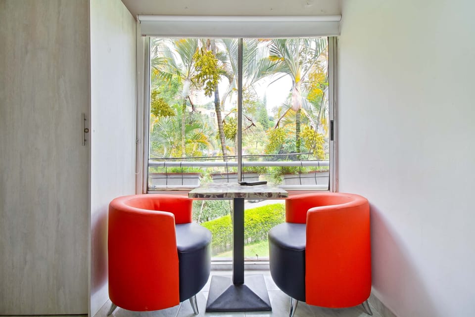 Mesa ideal para el trabajo con vista a la zona verde.