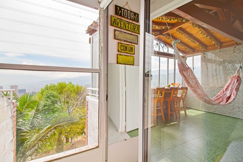 Habitación con cálida vista, sin perderte de la armonía del espacio.