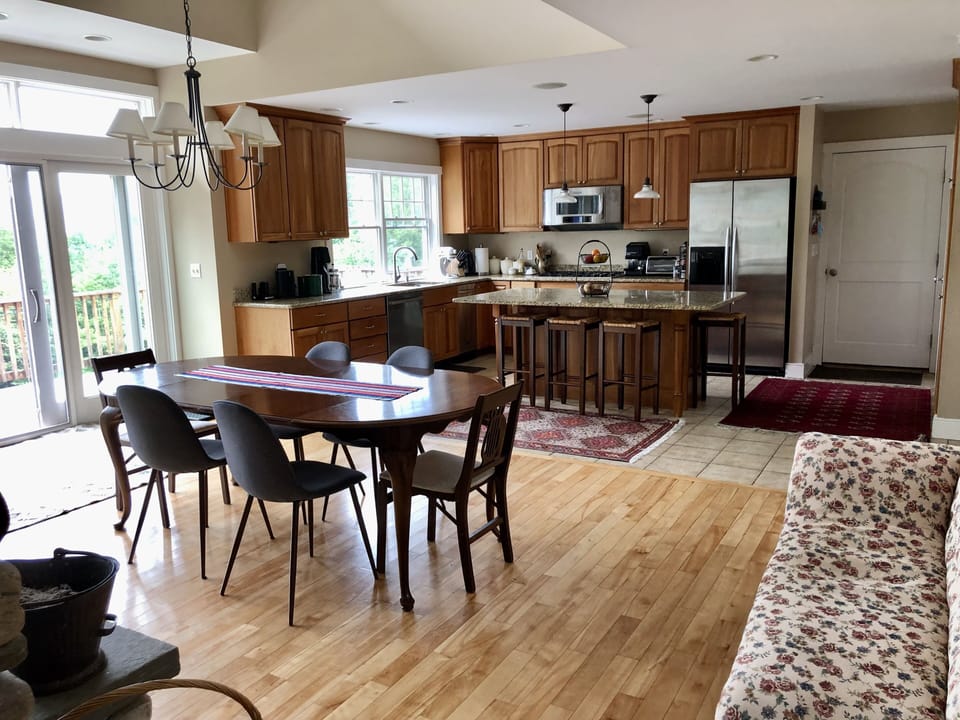 Open concept kitchen/dining area