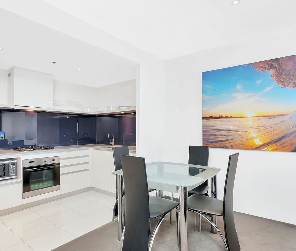 Share sumptuous meals with the family in this sophisticated dining area 🥣