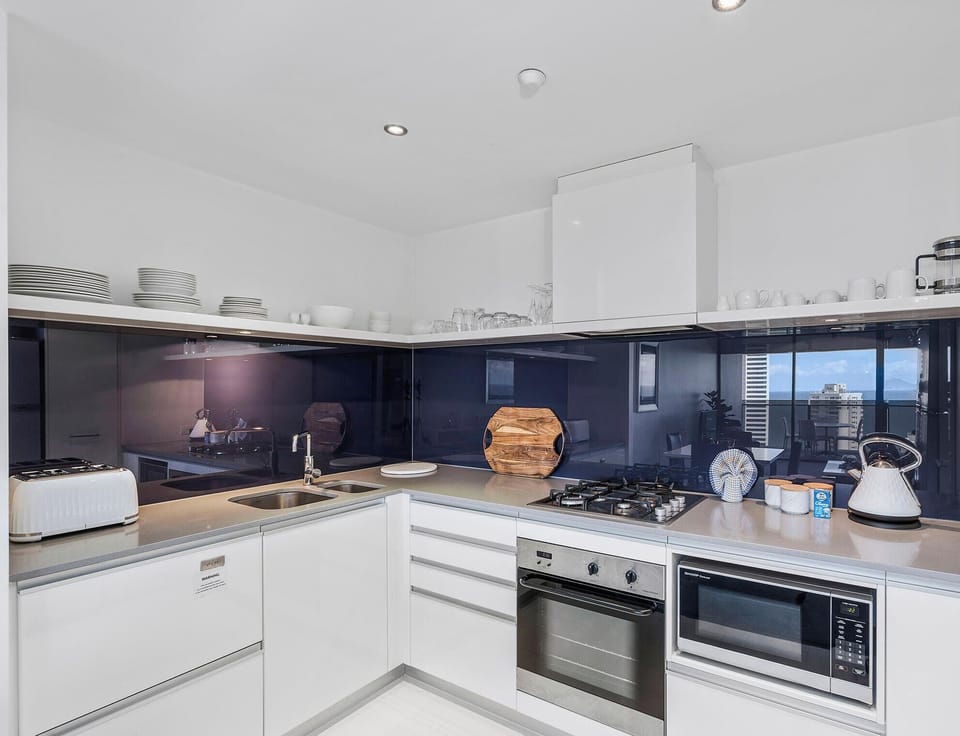 Fully equipped kitchen with modern furnishings 🍽
