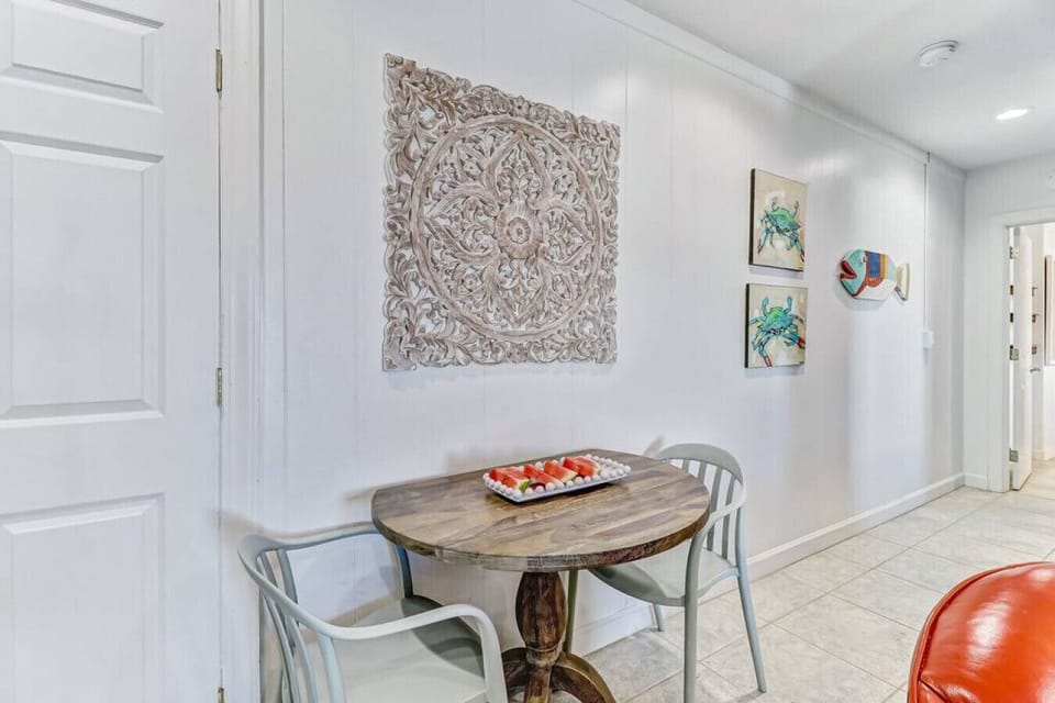 Dining table - drop leaf table | Expands to 4 seats