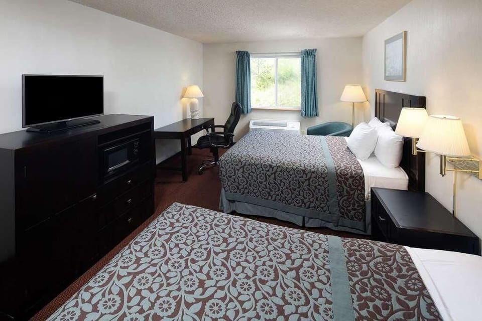 Each unit comes with 2 comfortable Queen size beds. Exact unit will be assigned upon arrival. Views, colors and decor may vary.