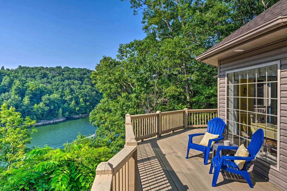 Jamestown Vacation Rental | 4BR | 3BA | 3,400 Sq Ft | Steps Required