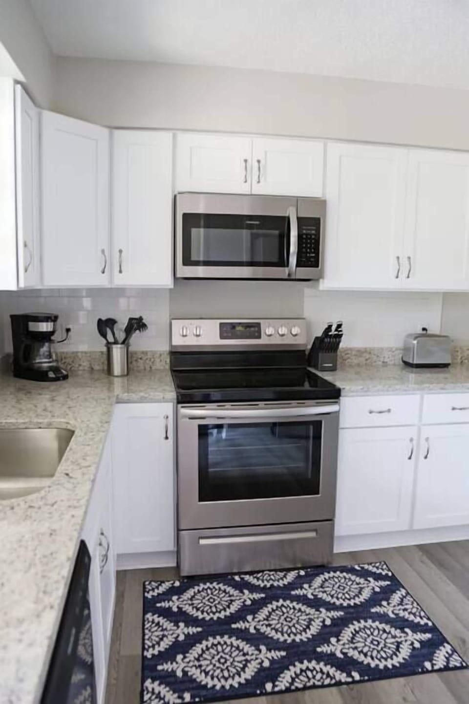 Fully equipped kitchen with stainless steel appliances and all the essentials for cooking!