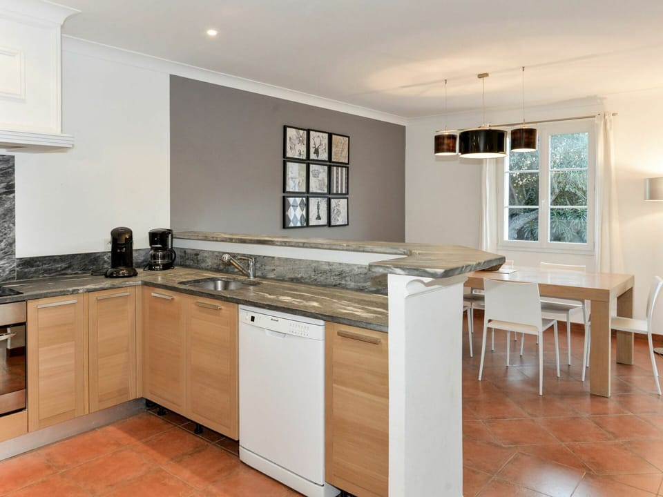 Cabinetry, Tap, Kitchen Sink, Countertop, Furniture, Window, Sink, Kitchen Stove, Wood, Kitchen