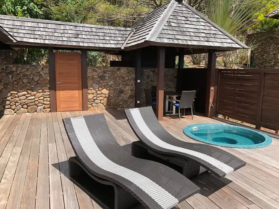 Deck, lounge chairs, jacuzzi, Fare Poti (Polynesian covered dining area)