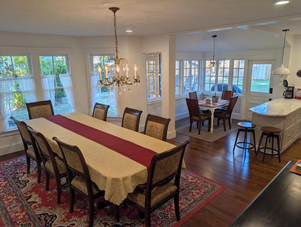 Dining Room seats 8+ Kitchen Nook 4+ Peninsula 2+