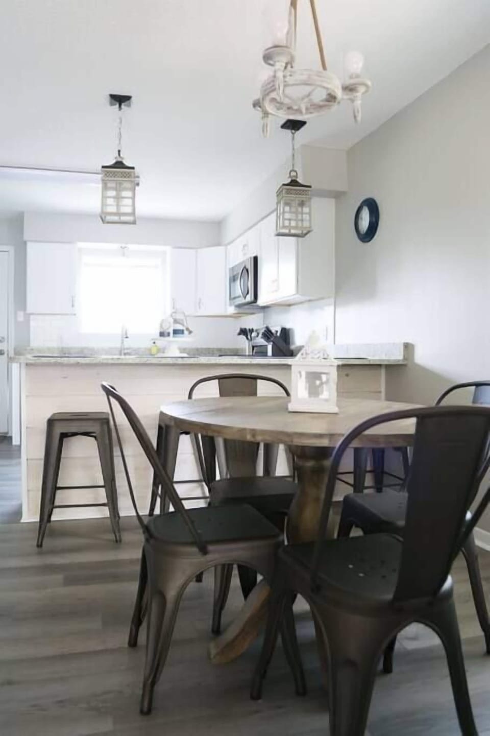 Ample seating for up to 8 guests, including a dining table for four and four bar stools at the counter.
