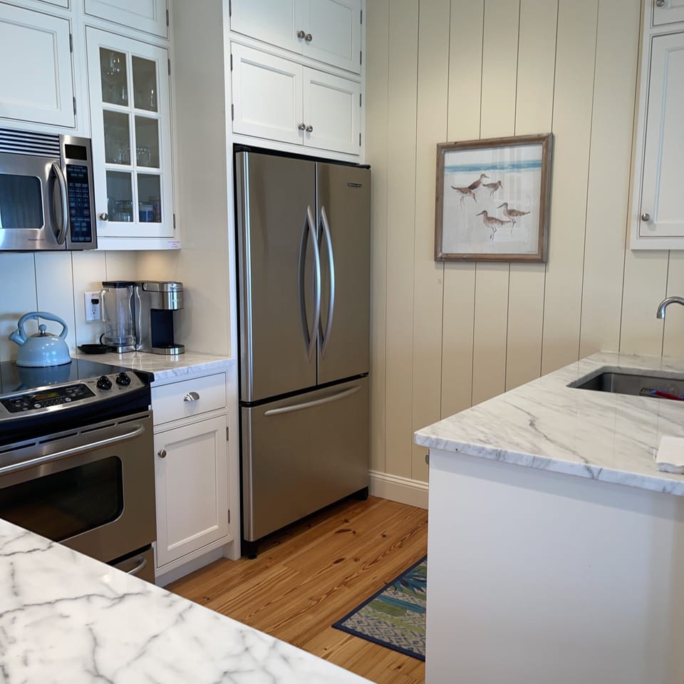 Amenities galore in this fully stocked modern kitchen!