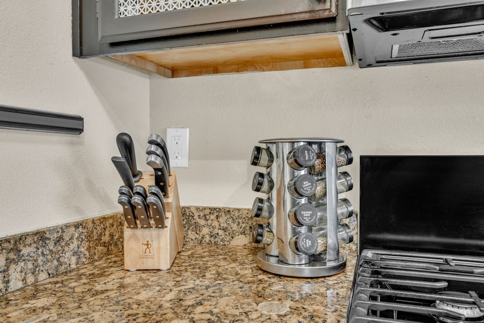 Knives and spices for your kitchen use