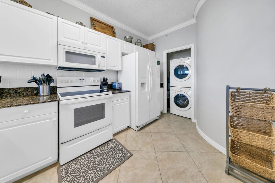 Kitchen (and washer/dryer)