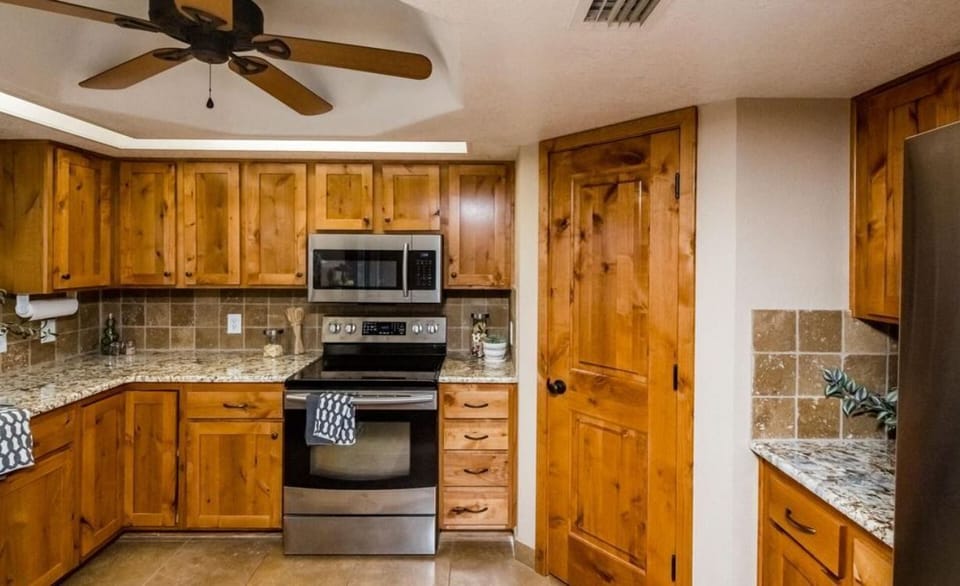 Updated kitchen w pantry.
