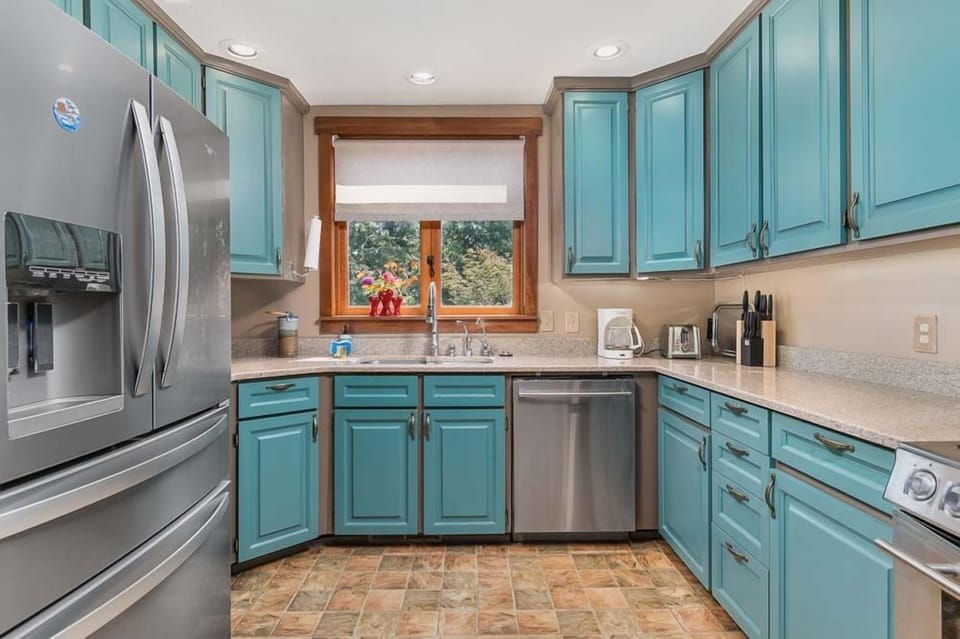 Modern fully stocked kitchen