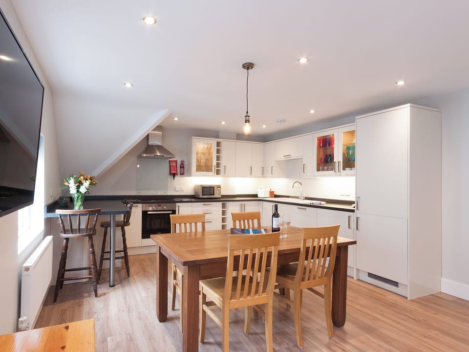 Spacious and roomy kitchen/diner with breakfast bar | Bank Apartment 2, Dartmouth