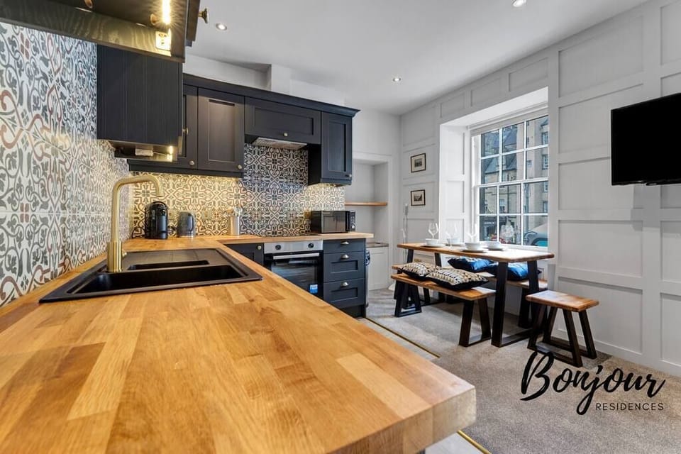 Fully equipped kitchen with Nespresso, Microwave Oven, Induction hob, electric oven, etc