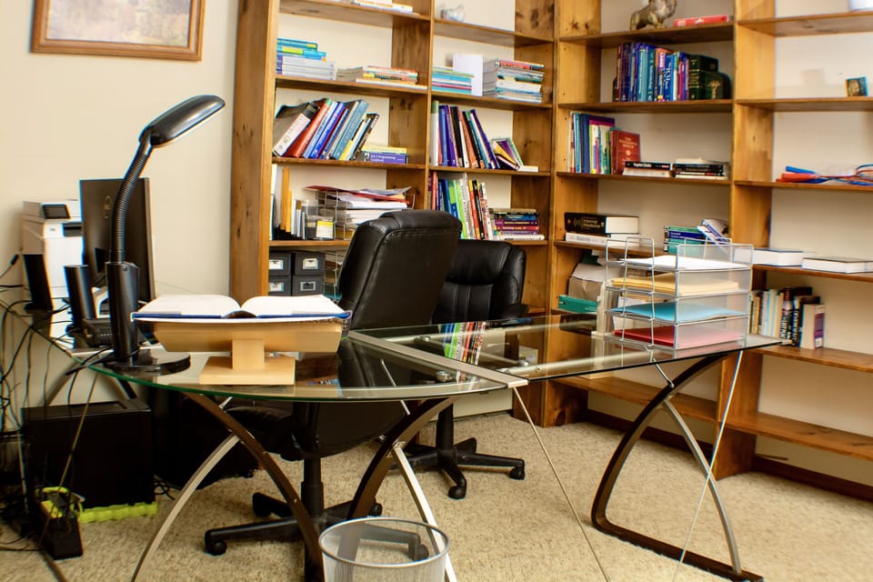 Office / Study Room: A quiet place to read or get some work done while on vacation. 