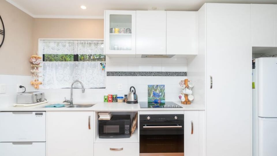 Light, tidy kitchen space with full cooking facilities