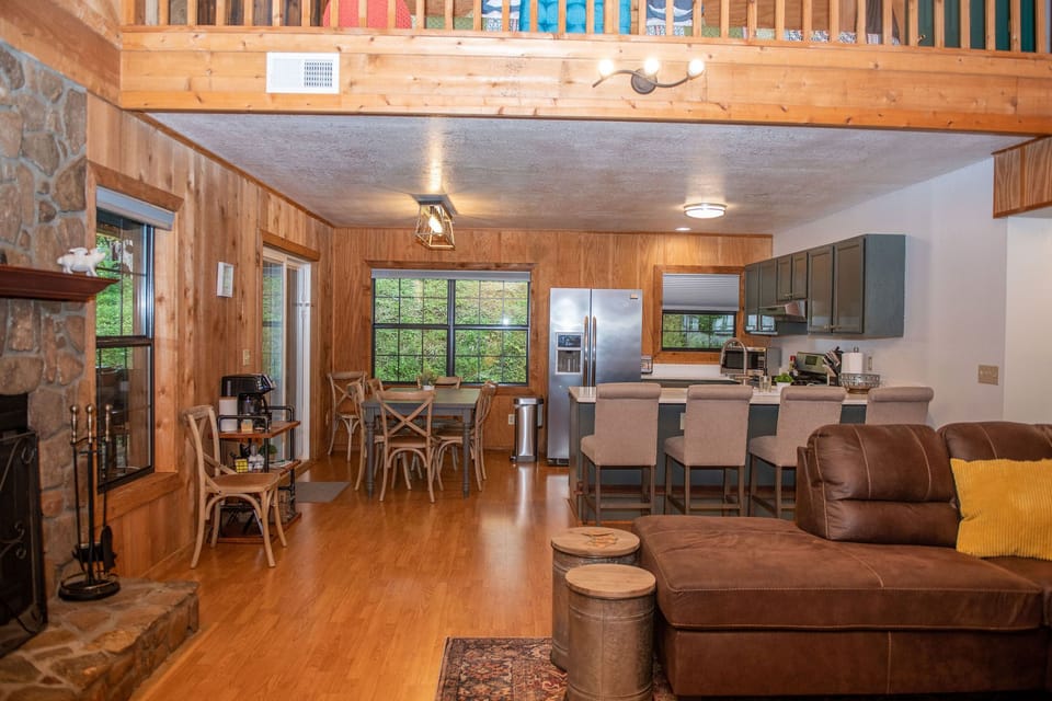 Eat-in kitchen table seats 6, with 4 additional counter seats.