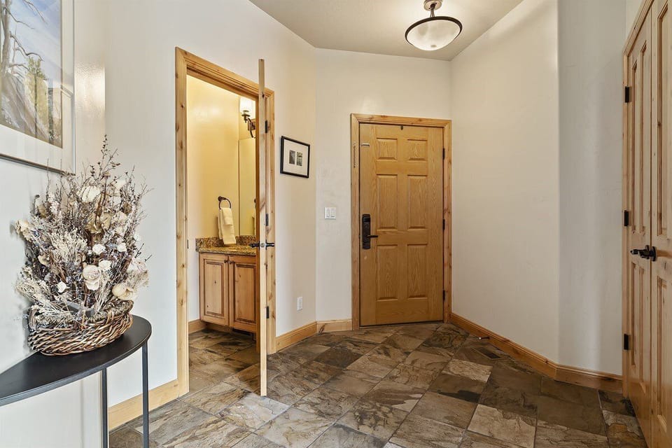 Main Level 1/2 Bathroom