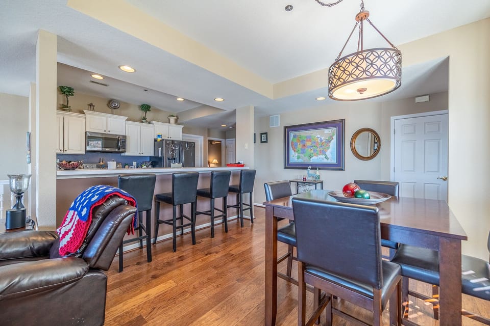 Dining area and breakfast bar