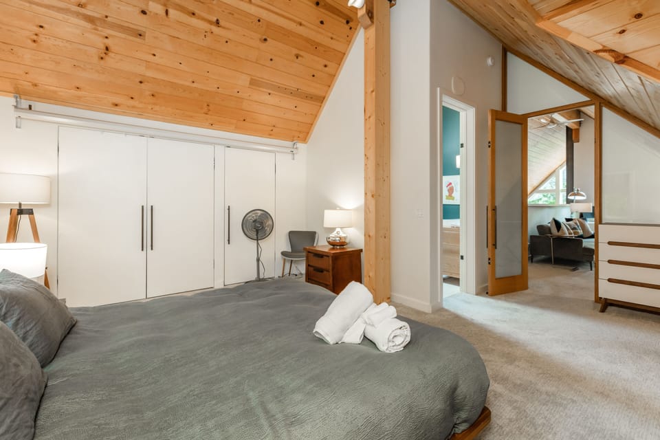 Bedroom #3 - Master King Top Floor With Portable AC Unit & Unsuite Full Bathroom