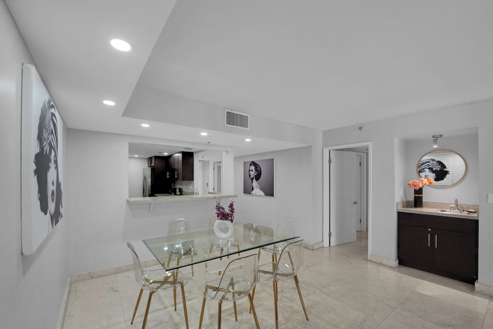 Dining area with seating for 6, dully equipped kitchen with washer/dryer