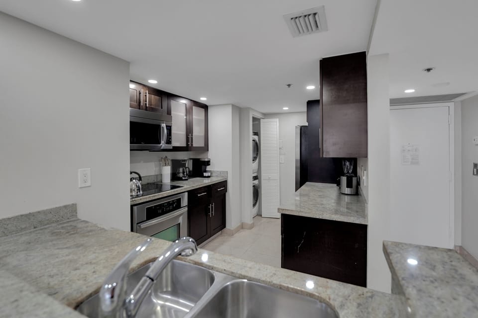 Fully equipped kitchen with washer/dryer