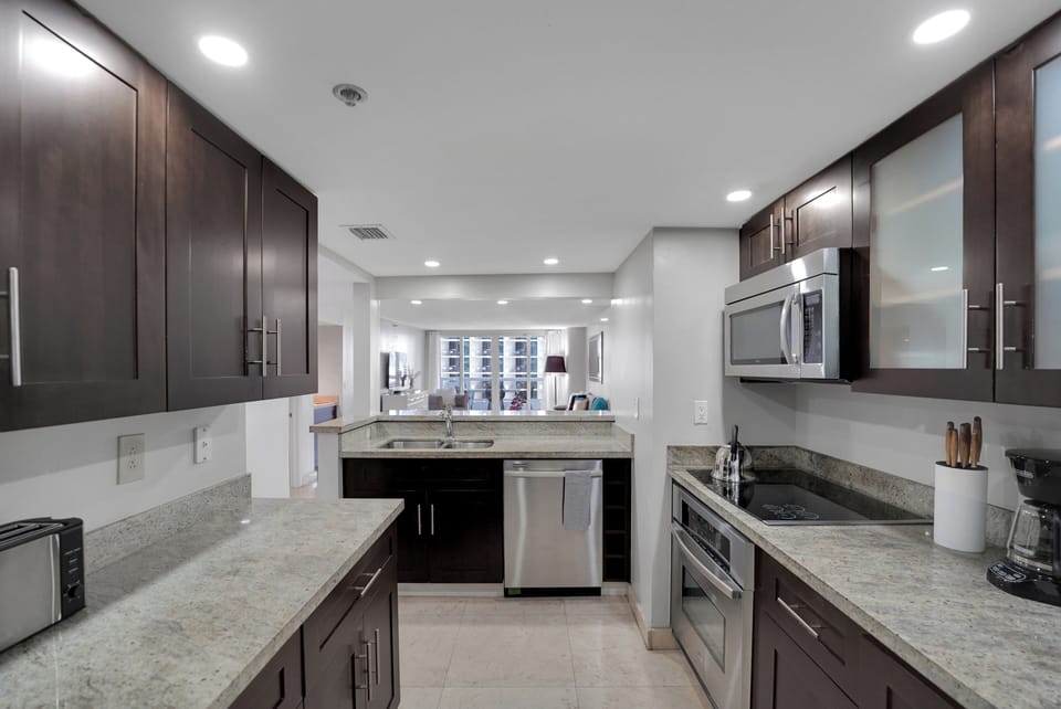 Fully equipped kitchen with washer/dryer