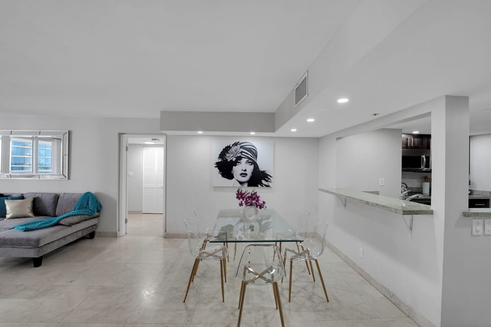 Dining area with seating for 6, dully equipped kitchen with washer/dryer