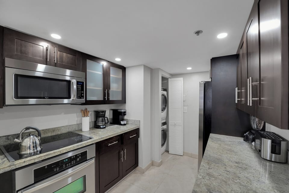 Fully equipped kitchen with washer/dryer