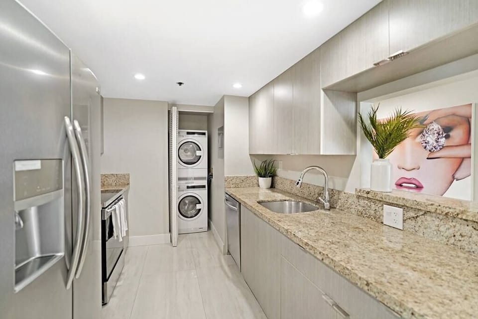 Fully equipped kitchen with washer/dryer