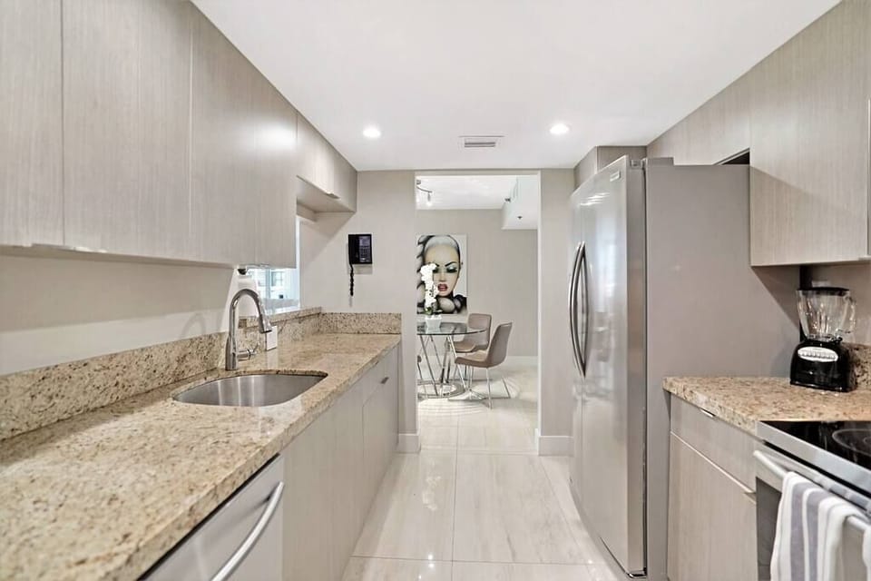 Fully equipped kitchen with washer/dryer