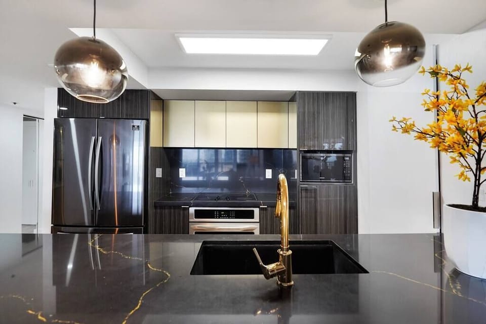 Fully equipped kitchen with washer/dryer