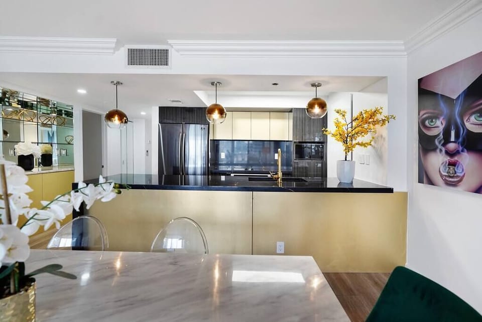 Dining area for 6, fully equipped kitchen with washer/dryer