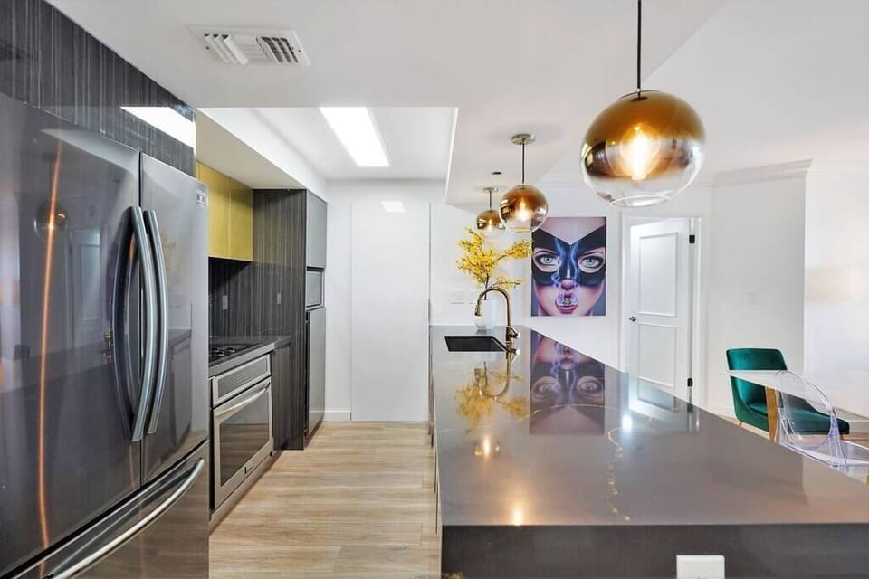 Fully equipped kitchen with washer/dryer