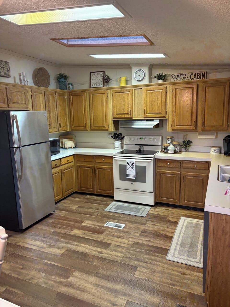 Full kitchen with appliances
