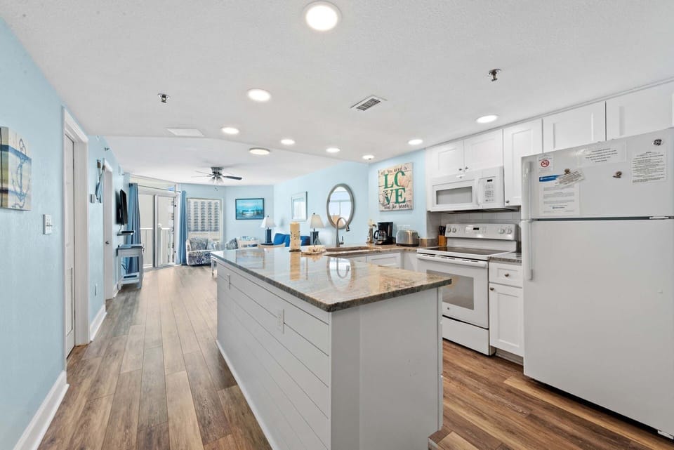 Fully Stocked Kitchen 