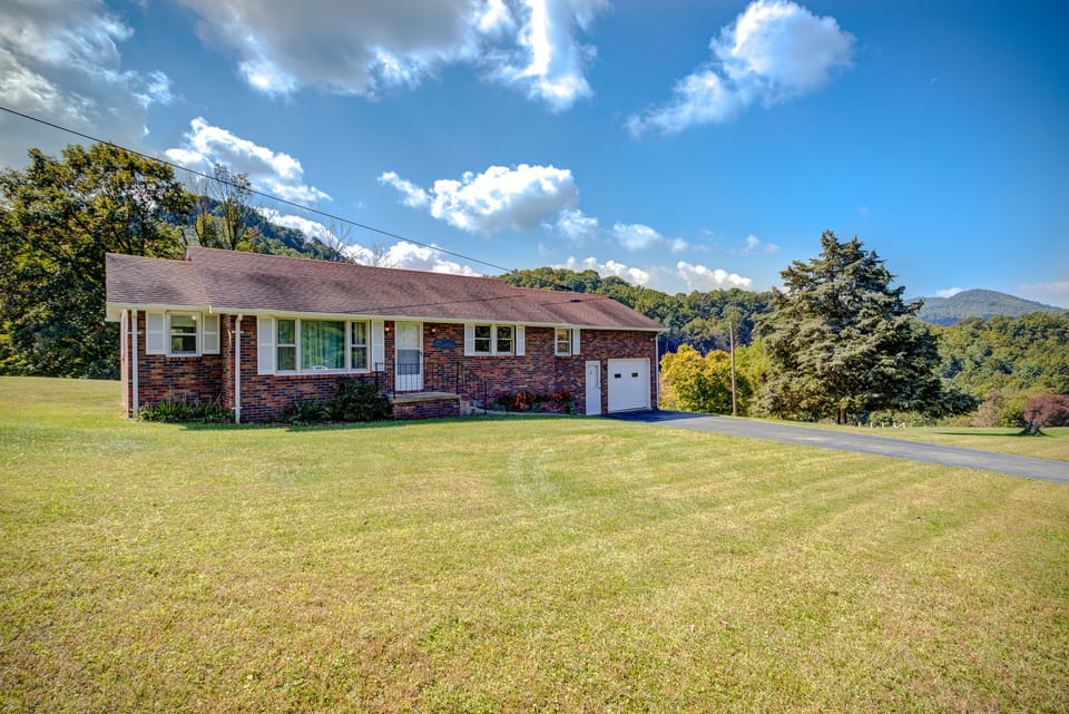 Private home with a spacious yard and nice mountain view!