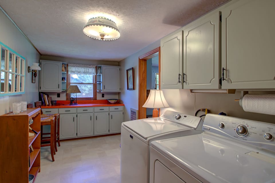 Large Mudroom off garage with Large washer and dryer. Detergent provided!