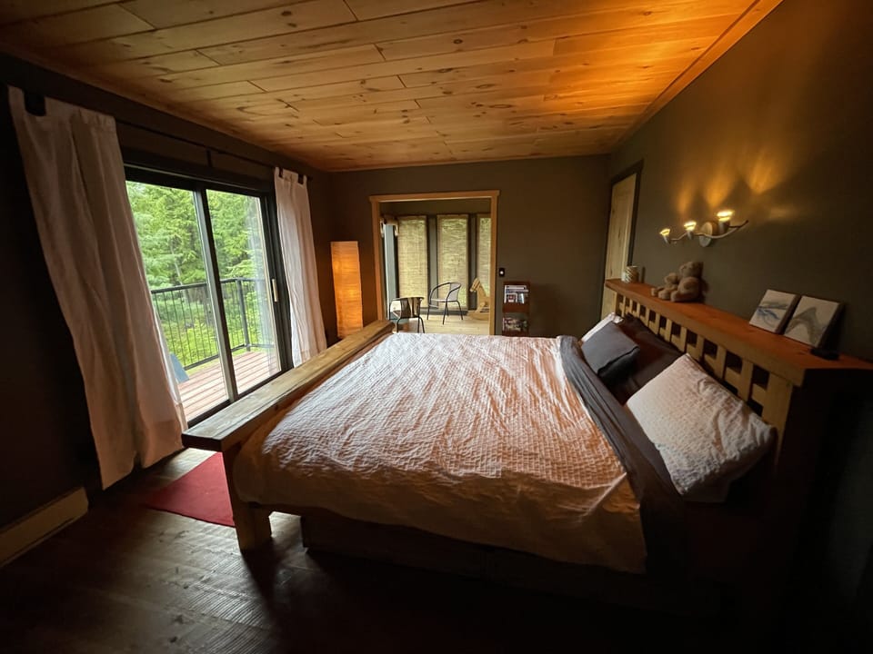 Bedroom with King bed and memory foam mattress 