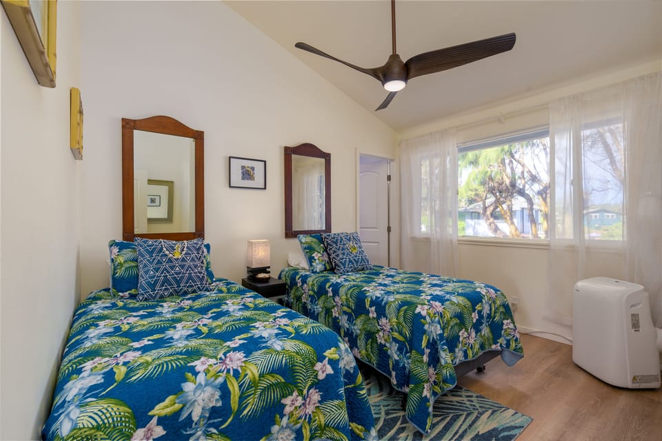 2nd bedroom has ocean views & can be configured at 2 twin beds or one king bed