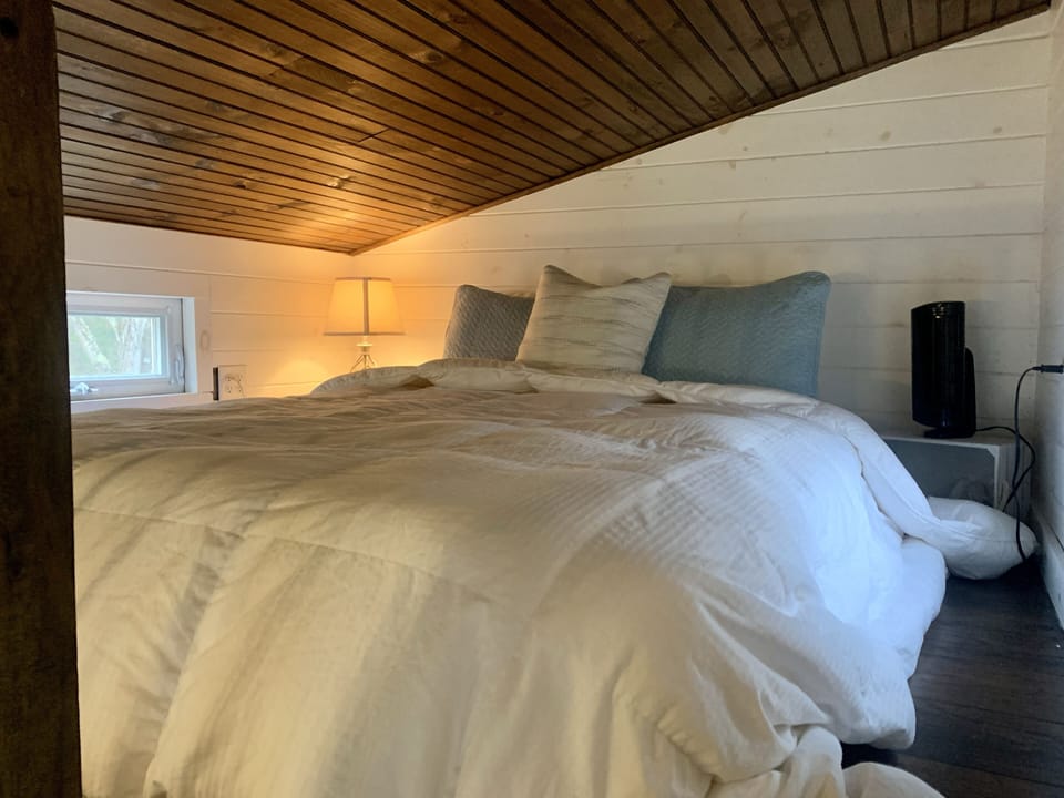 1 queen bed in loft area