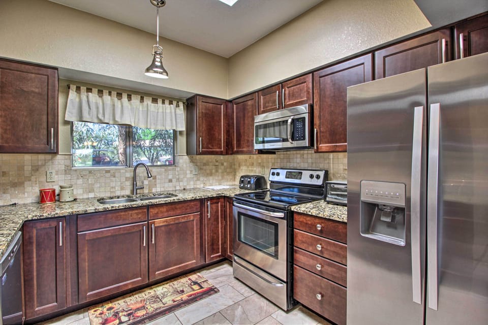 Kitchen | Fully Equipped | Single-Story Townhome