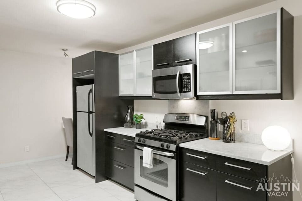 Fully stocked kitchen with dishwasher and washer & dryer