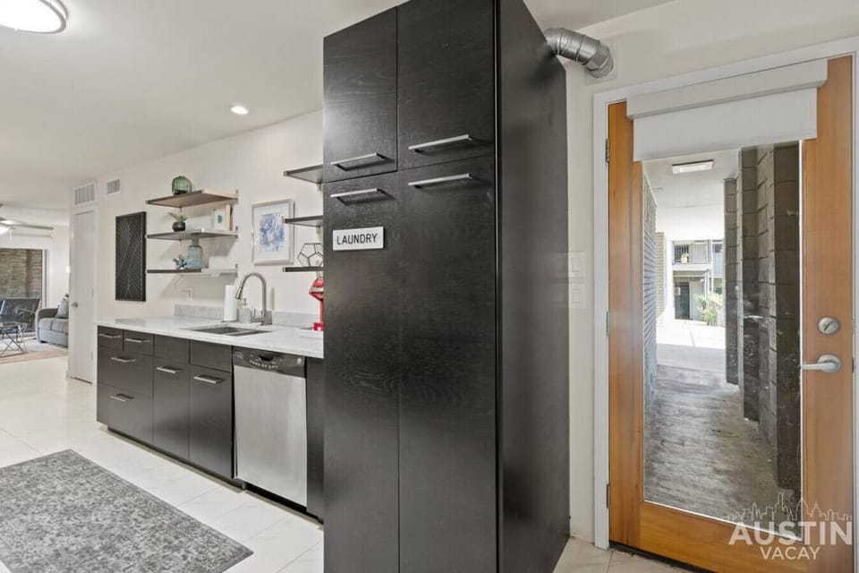 Fully stocked kitchen with dishwasher and washer & dryer