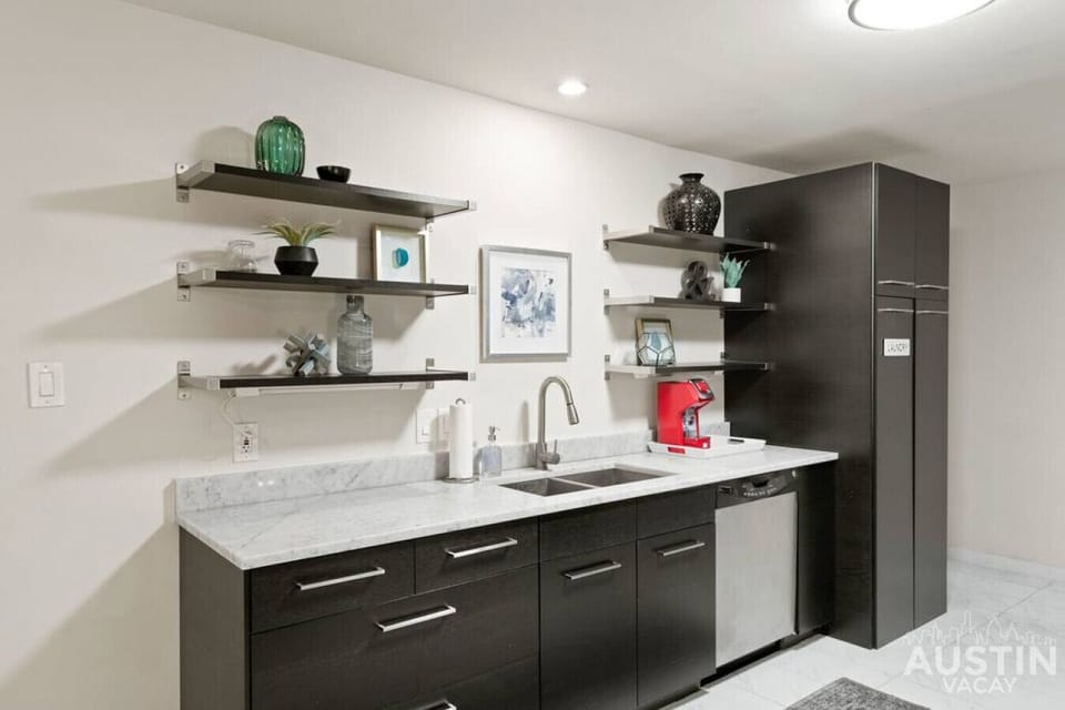 Fully stocked kitchen with dishwasher and washer & dryer