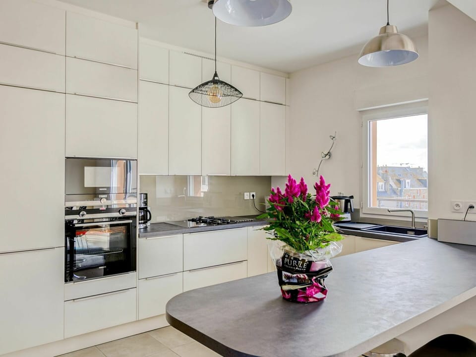 Flower, Cabinetry, Countertop, Property, Plant, Furniture, Houseplant, Wood, Kitchen, Lighting