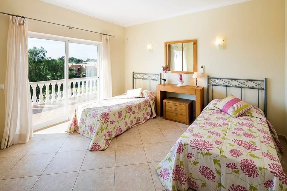 Twin bedroom
