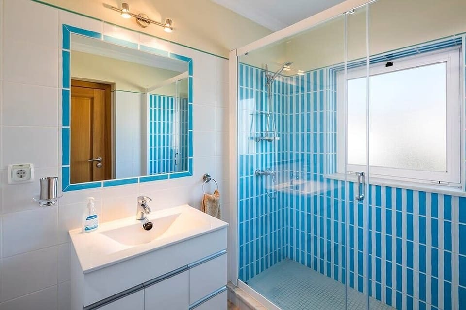 Twin bedroom ensuite shower room